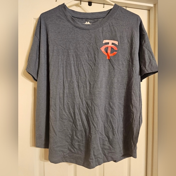 Majestic Tops - NWOT Minnesota Twins T-shirt. Size:M.